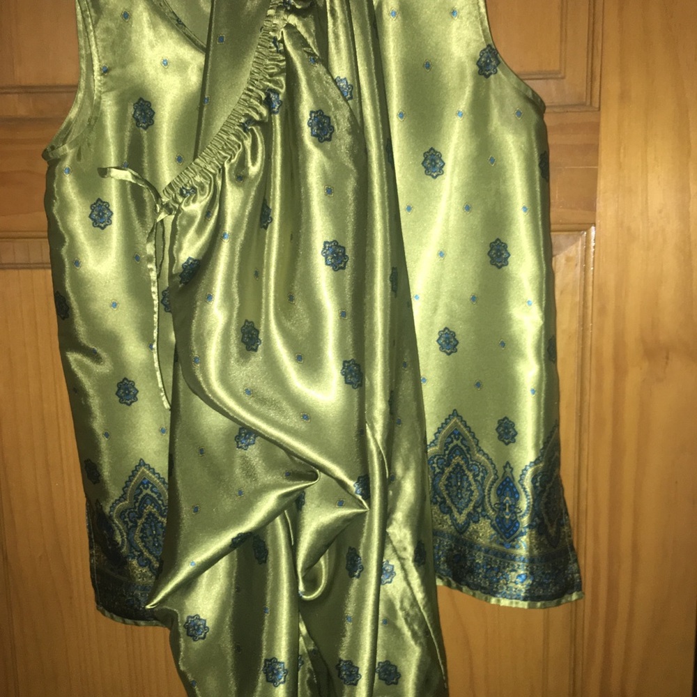 Women’s pajamas. Poly satin. Small.